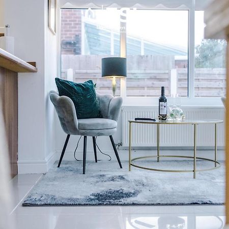Open Plan - 3 Bedroom House - Garden And Outdoor Seating - Driveway Parking - Short Drive To City Centre Saughall Exterior foto